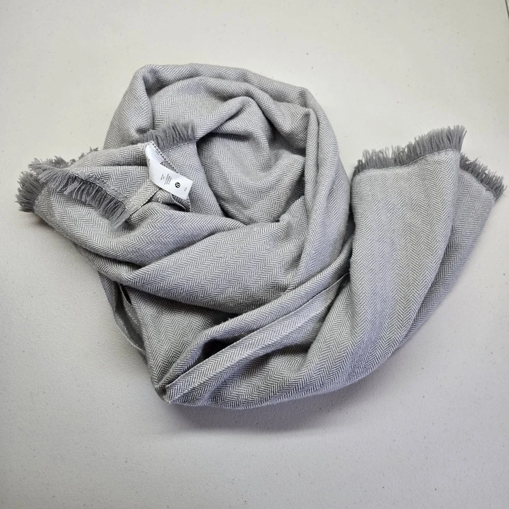 Lululemon Women Scarf O/S Gray Throw Wrap Herringbone Fringe Wool READ
